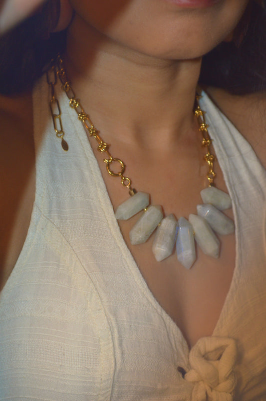 7 White Moonstones Statement Necklace (Gold)