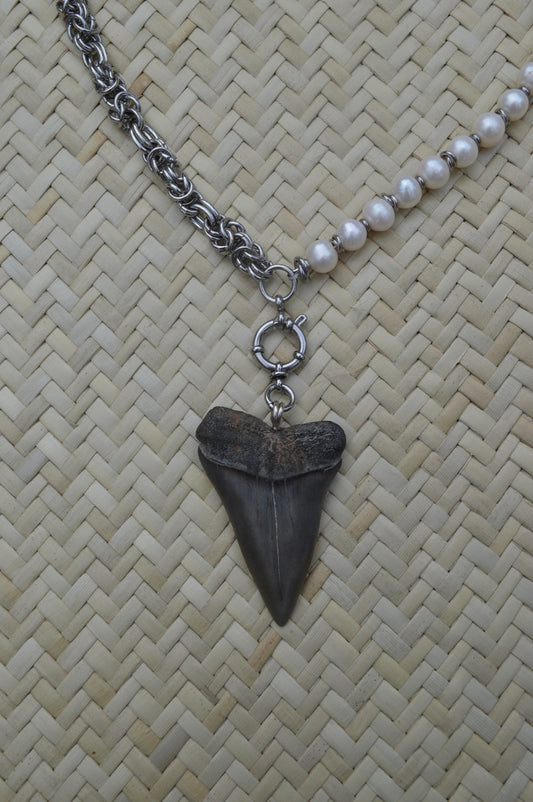 No.10 Sawyer Pearl Mako 19" Necklace